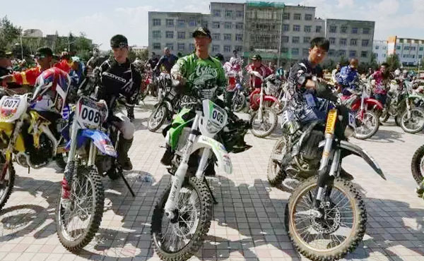 新疆福?！碍h(huán)烏倫古湖”摩托車越野賽，鑫源摩托奪冠